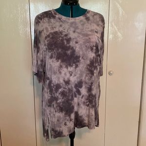 Mud Pie gray & white tie dye top.